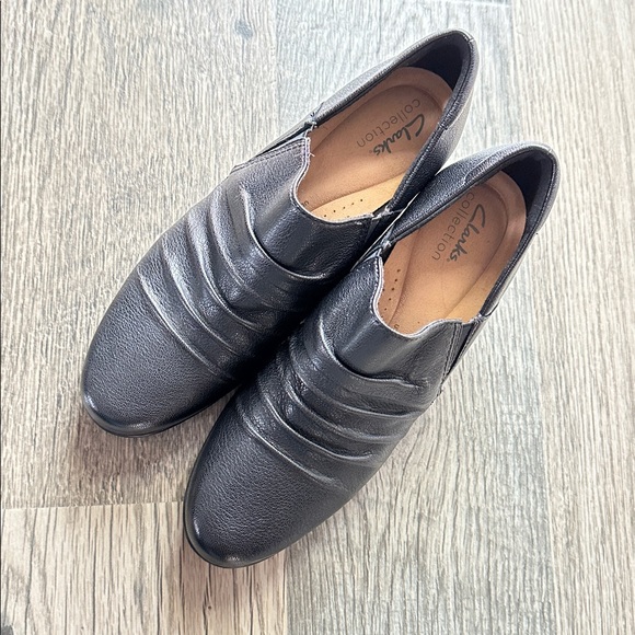 Clarks Shoes - Clarks black Leather Slip-On Loafers chunky heal women’s size‎ 8